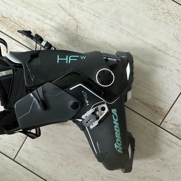 Top NOTCH Womans ski set up!! practically new bought jan2024!! Max 28hrs of use - Picture 6 of 16